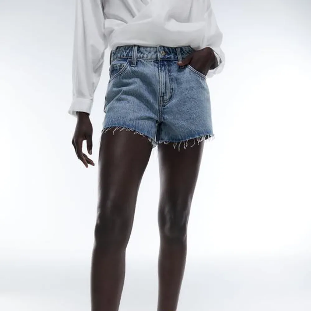 Ett par fina midrise shorts från Zara. De är helt oanvända med prislappen kvar, nypris 259kr. Shortsen finns inte längre kvar på Zaras hemsida. (Färgen stämmer bäst överän med bild 1).😊. Shorts.