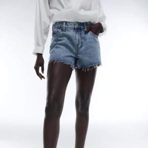 Ett par fina midrise shorts från Zara. De är helt oanvända med prislappen kvar, nypris 259kr. Shortsen finns inte längre kvar på Zaras hemsida. (Färgen stämmer bäst överän med bild 1).😊