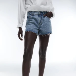Midrise shorts Zara - Ett par fina midrise shorts från Zara. De är helt oanvända med prislappen kvar, nypris 259kr. Shortsen finns inte längre kvar på Zaras hemsida. (Färgen stämmer bäst överän med bild 1).😊