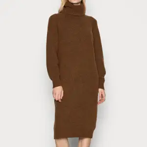 Superfin brun stickad klänning från Vero Moda i storlek S. Aldrig använd!