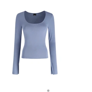 Trendig topp från Gina men slits i ärmarna - Fin blå topp från Gina. Köptes för 199 för ungefär en månad sedan, aldrig använd. 🙌 Kom med bud!