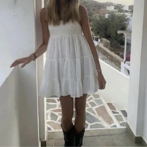 Vit zara klänning  - Perfekta sommarklänningen från zara! Bra skick! Köparen står för frakt 💞💞