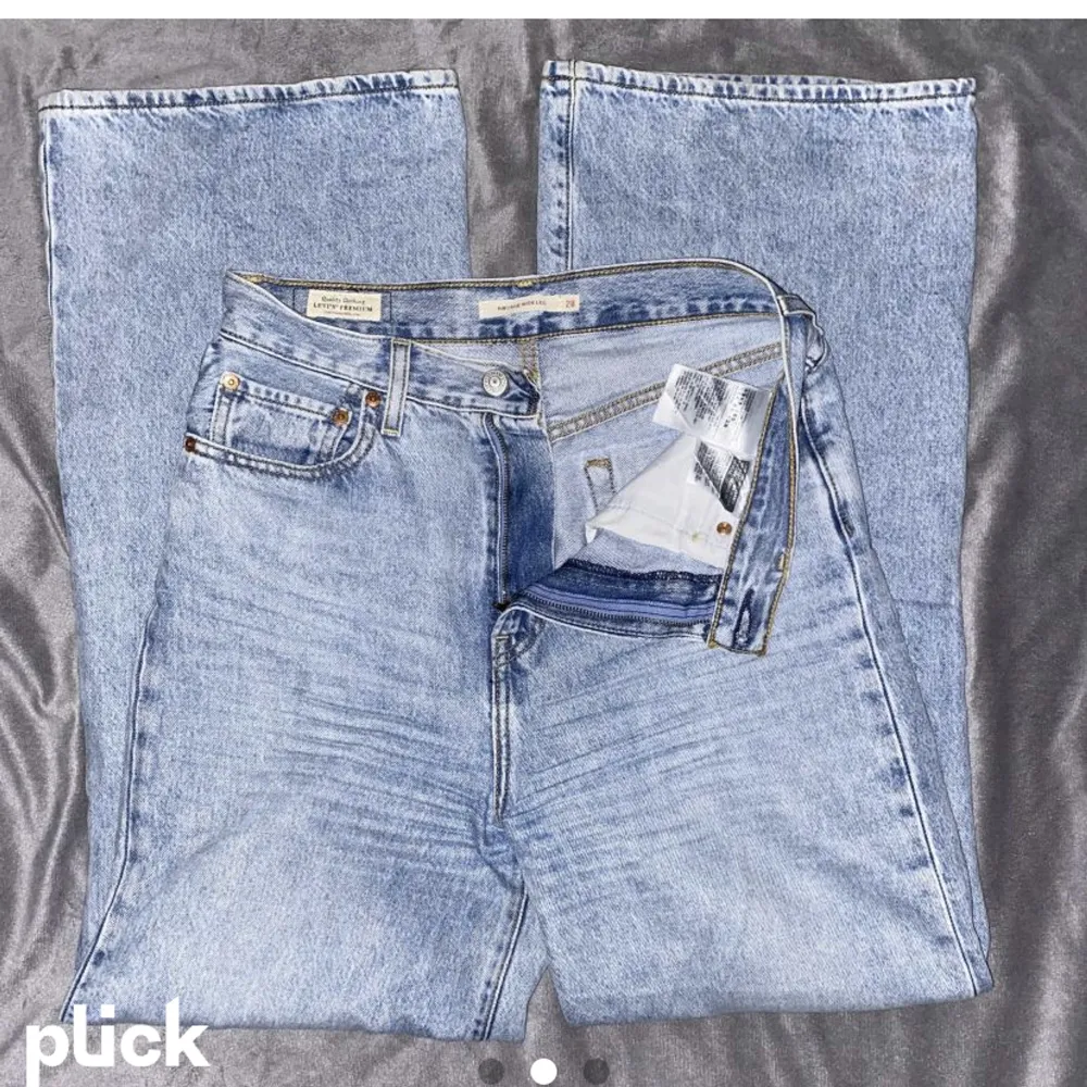 Inköpta för ett tag sedan och använd fåtal gånger. Fina och sitter bra på mig som är S och ca 170cm 🙌 Kom med bud!. Jeans & Byxor.