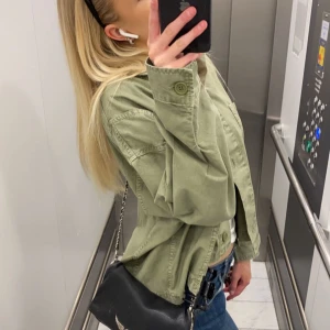 Jacka - Säljer min supersnygga jacka från Zara då den inte kommer till användning, den är använd max 10 gånger så den är i nyskick 💗 kom privat för fler bilder🙌