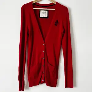 Röd cardigan/kofta/tröja från Abercrombie & Fitch, använd ett fåtal gånger och i bra skick. Storlek L
