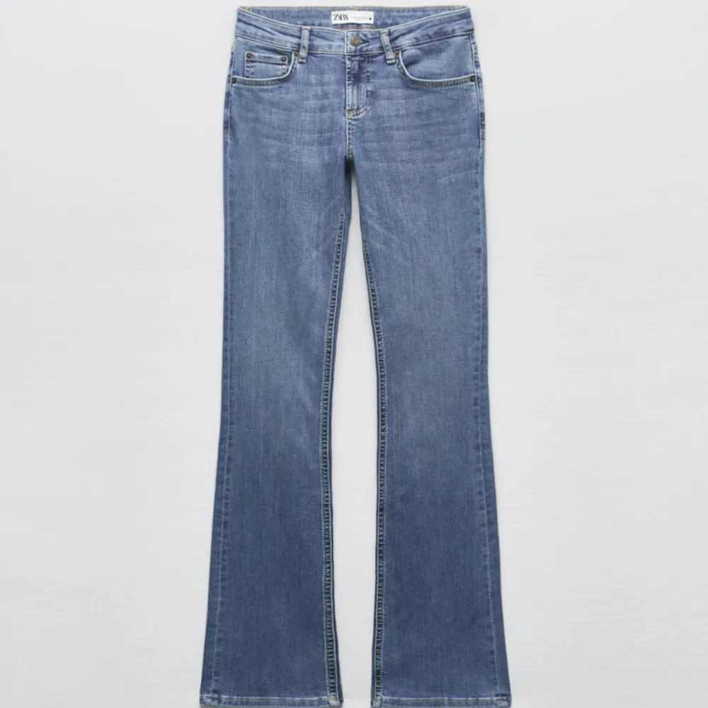 Säljer mina populära zara jeans, eftersom att jag har ett par liknande, de är lågmidjade och storlek 34, men passar 34-36 då de är väldigt stretchiga💞. Jeans & Byxor.