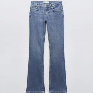 Säljer mina populära zara jeans, eftersom att jag har ett par liknande, de är lågmidjade och storlek 34, men passar 34-36 då de är väldigt stretchiga💞