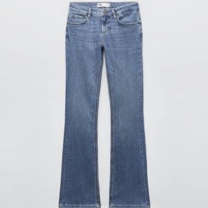 Zara bootcut jeans  - Säljer mina populära zara jeans, eftersom att jag har ett par liknande, de är lågmidjade och storlek 34, men passar 34-36 då de är väldigt stretchiga💞