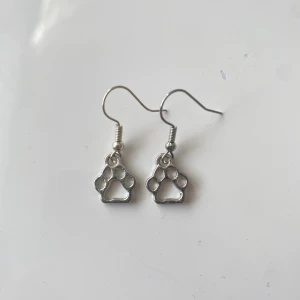 Örhängen  - Tass örhängen för 25kr och jag står för frakten 