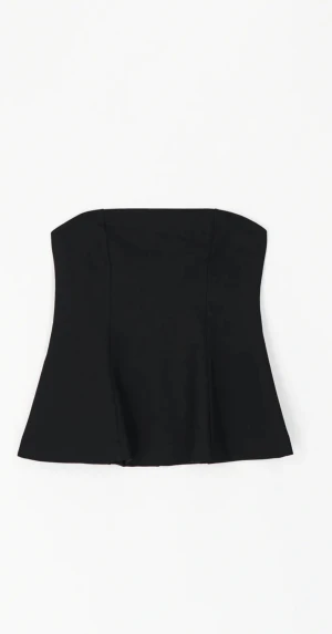 Gina topp - Säljer min fina svarta topp från gina tricot💕 Säljer pga av att jag bara använt den en gång till ett tillfälle.❤️ säljer för 100kr + frakt, pris kan diskuteras💕💕 Nypris 280kr❤️