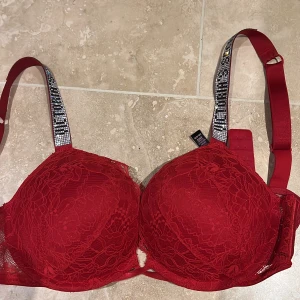 Victorias secret bh - Hej, säljer en Victoria’s Secret push up bh i storlek 32D (70D). Ny! Nypris är strax över tusen med tanke på hur mycket frakten dörifrån den kommer kostar! Mitt pris-800. Pris kan diskuteras 