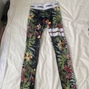 Stronger träningsbyxor  - Jättefina träningsbyxor som säljs då de inte kommer till användning. Jättebra skick då materialet är väldigt bra och stretchigt . Storlek S men passar alla storlekar mellan xs och m💘