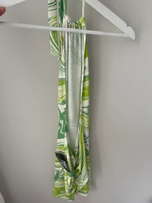 Klänning - Från Nelly, öppen rygg