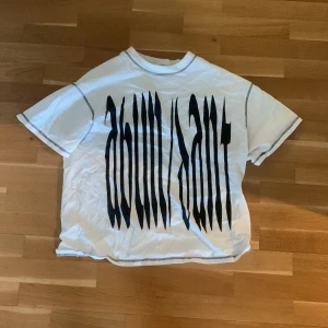 abundant t-shirt - abundant t-shirt. fye design. bara att den inte passar min stil längre. 