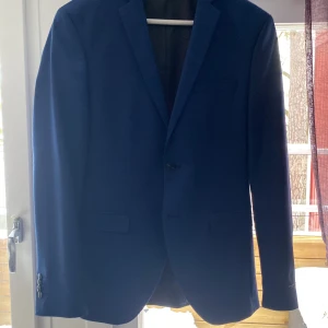 Marinblå Jack&Jones kavaj - Direkt köpt i originalbutik och har använt den vid något tillfälle, finns även extra knappar vid behov:) för mer frågor skriv i dm…