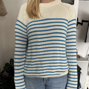 Stickad tröja - Stickad tröja som även går att ha som trekvartsärmad!