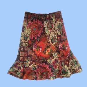 Mönstrad midikjol - Jättefin mönstrad midikjol med volang nertill. Den har innerkjol så är inte genomskinlig. Mycket stretch i midjan. Bra skick.