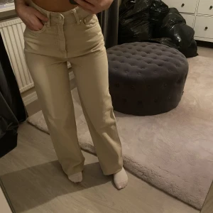 Pull&bear jeans  - Säljer ett par pull&bear jeans i storlek 34. Jätte fina men tyvärr för små för mig och lite för långa❤️❤️ 