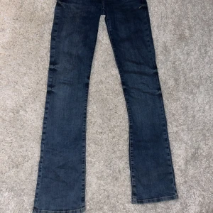 Mörkblåa ltb jeans   - Säljer dessa jätte fina lågmidjade mörkblå ltb jeansen. Använda 1 eller 2 gånger. Köpta på Zalando för 699kr.