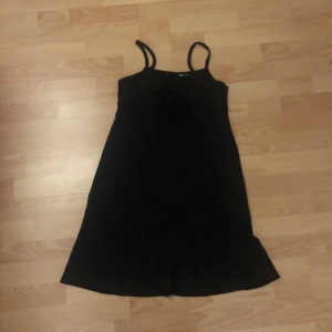 Svart klänning - En svart sommarklänning från Lager 157, köpt förra sommaren men bara använd en gång. 