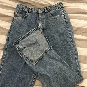 Jeans med slits!! - Helt oanvända!!