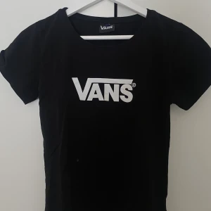 Vans tröja  - En svart vans tröja. Aldrig använd. Storlek S. Pris går att diskuteras och mer bilder vid begäran! 