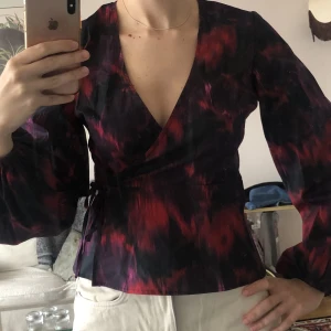 Blus Omlott NA-KD - Jättefin helt oanvänd, har bara hängt i garderoben. Storlek 34 men passar 36 också pga anpassningsbara omlotten 