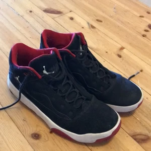Jordans - Sköna men väldigt använda jordan skor. Skick 6/10. Endast frakt och pris kan diskuteras lite. 