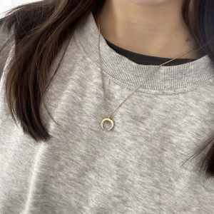 Halsband - Säljer jätte fint halsband för 15kr. Har används innan, men säljer den nu för att jag inte behöver den längre☺️