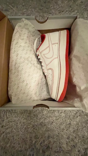 Nike af1  - Söker min gamla airforces för de passar inte köpare står för frakt. Kan bli billigare vid snabb affär.