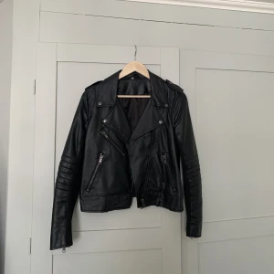 Skinnjacka!   - Skinnjacka som inte kommer till användning! Använd, men i bra mycket bra skick💕. Storlek 38, köpt på Hm i en kollektion som inte finns kvar 💕