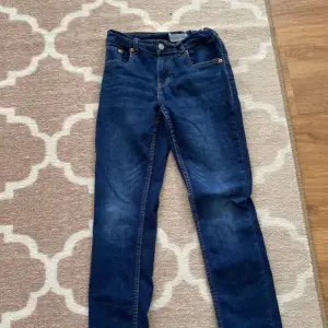 En Levis byxa slim fit  i mkt bra skick stl 152 pris 150 kr 