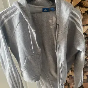 Snyggt adidas set -stl byxor M/tröja S -byxorna mer användt än tröja -nyköpt 1100kr -går att köpa en del