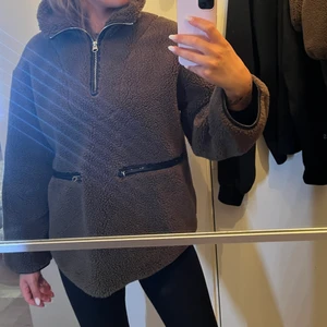 Arket pile jacka - Superfin nästintill oanvända jacka ifrån arket. Storlek M men passar mig som är en S. Jag skickar allt mitt spårbart, köparen står för frakten. 