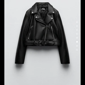 skinnjacka - säljer min supersnygga skinnjacka från zara, använd endast en gång så bra skick!! Passar mer en S/M