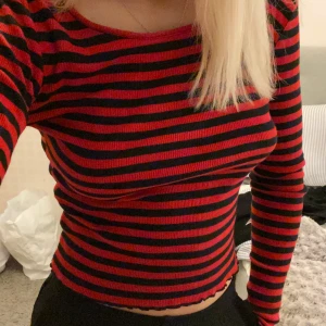 Randig tröja - Röd/svart randig tröja. Använd fåtal gånger. Köpt på Gina tricot💕