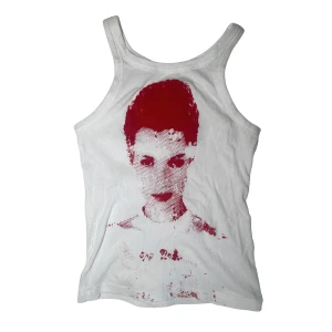 Vitt linne med Kate Moss tryck - Vitt linne med rött screen printat Kate Moss tryck!