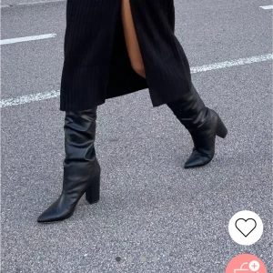 Wide Knee High Boot - Säljer dessa snygga boots från Nelly i strl 39, endast använda en gång!! Köparen står för frakten🥰💖