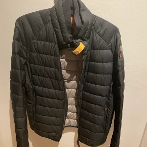 Parajumpers jacka  - Strl S  Inköpt från Johnells (kvitto kan letas upp vid intresse)  Sparsamt använd! 