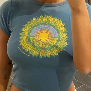 Babytee urban outfitters - En babytee från urban outfitters!! Knappt använd