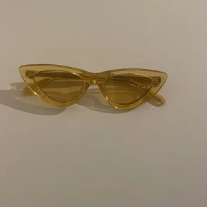 Chimi  - Säljer ett par chimi 006 mango det medföljer orgianal kartongen och glasögon fodralet 