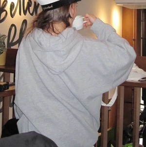 Fruit of the loom grå oversize hoodie  - THE hoodie🤌 grå med najs luva från fruit of the loom❤️‍🔥 storlek L men sitter najs oversize på mig som har S🙏