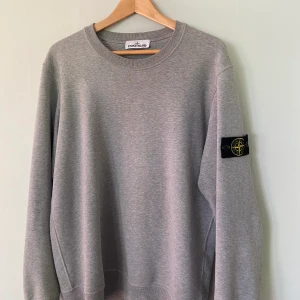 Stone Island tröja - Köptes på NK för ett tag sedan  Den är använd men har fortfarande mycket liv kvar Storlek L