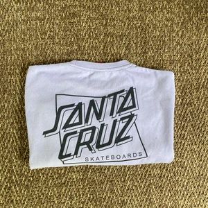 Santa cruz sweatshirt - Blek-lila sweatshirt i märket Santa cruz som går till naveln. Storlek L men passar mig bra som vanligtvis har S.