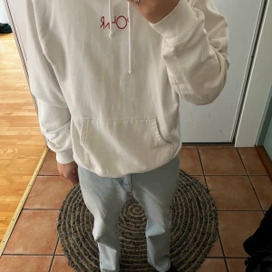 Polar hoodie - Najs hoodie med fett tryck på ryggen. Riktigt snygg men inte min stil! Använd men i mycket gott skick!