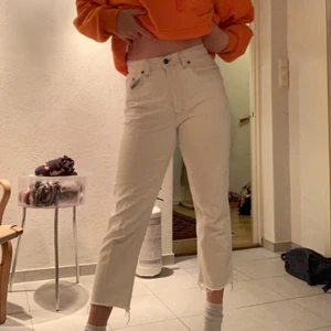 Vita jeans  - Fina högmidjade vita jeans som sitter superbra.  Är tyvärr lite osäker på storleken   Jag kan både mötas upp och posta den men köparen står då för frakten. 