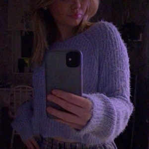 Blå stickad tröja  - Blå stickad tröja. 