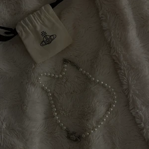 Vivienne Westwood - Vivienne Westwood liknande halsband, är ej äkta men är sjukt lik originalet. Tygpåsen medföljer. Skriv för intresse🤍