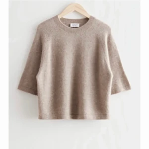 Tröja - Säljer nu den här populära t-shirten från &Other Stories då den inte längre kommer till användning💕🫶🏼 