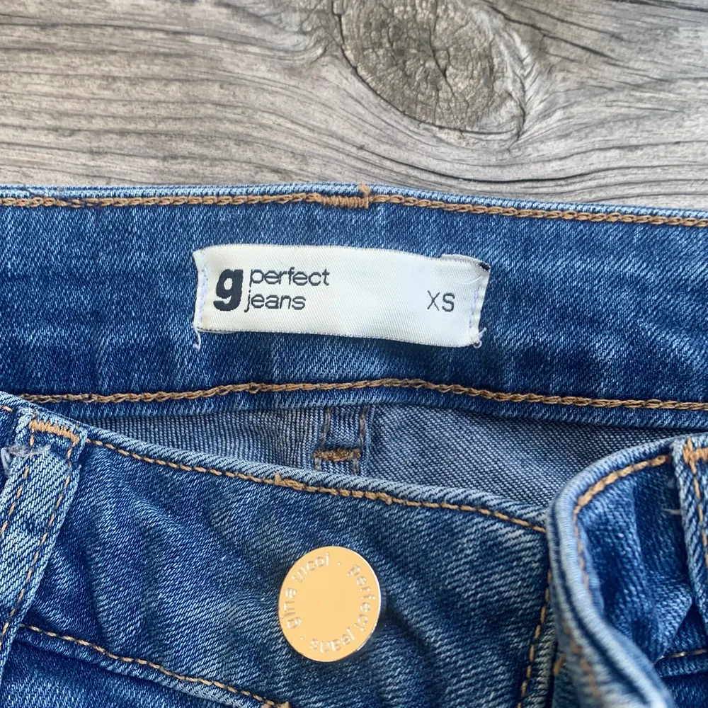 Utsvängda Gina jeans. Använts ett par gånger, men används inte längre pågrund av att dom är för små. Frakten betalar köparen! Kontakta mig om ni är intresserade.🙌🏻. Jeans & Byxor.